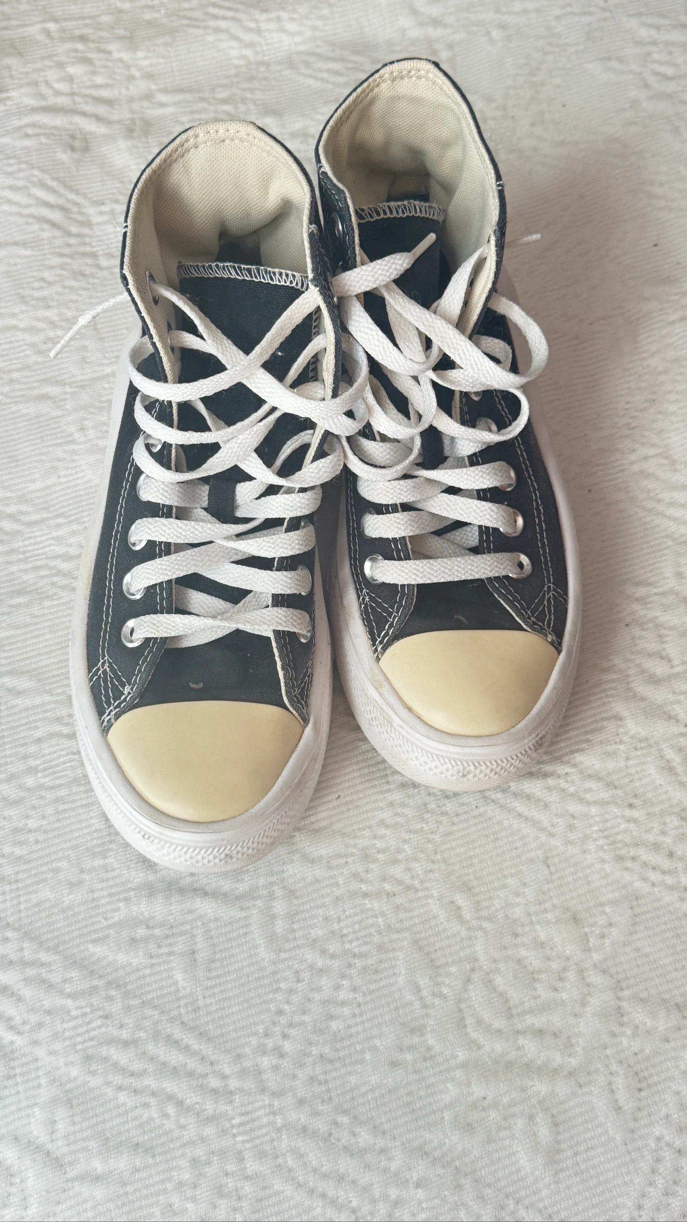 Zapatillas Estilo Botita Lona Negra – Clásicas y Versátiles